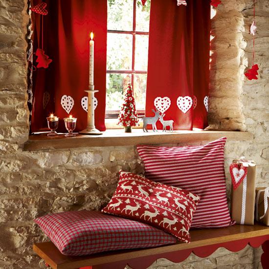homemade-christmas-christmas-hallway-country-homes-interiors-roomenvy