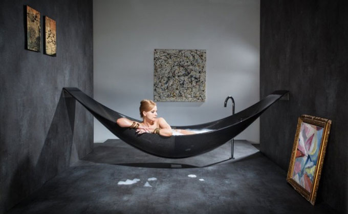 design Floating-hammock-bath-tub www.splinterworks.co.uk una vasca da bagno sospesa e galleggiante come un'amacain fibra di carbonio con scarico a pavimento
