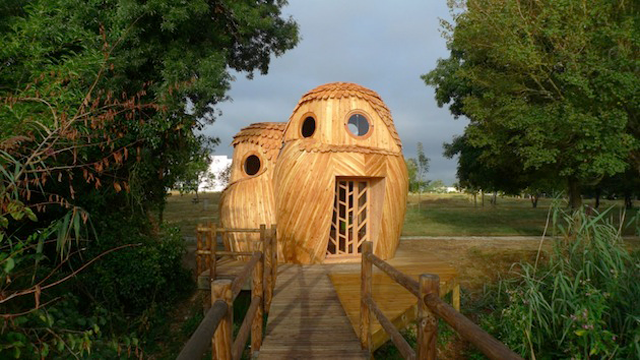 immagine archiettura The Cabin Ispirato Watchers Owl è situato nel paesaggio aperto di Rives Arcins a Bordeaux in Francia il disegno è stato ispirato dai nottambuli della terra