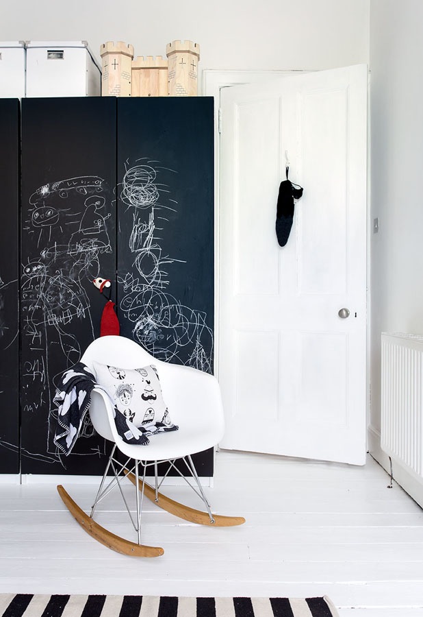 lavagna kids-room.-chalkboard-wardrobe-doors