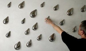 Il creativo Daniel Pirsc ha ideato una decorazione da parete che sfrutta elementi tridimensionali, come la gocce di pioggia