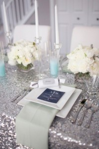 tavola-capodanno glamour con piatti quadrati e tovaglia-argento