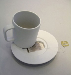 TAZZINA Il designer Jonas Trampedach ha realizzato un piattino con una fessura a forma di bustina da tè, dove riporla quando non occorre più.