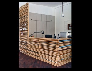 legno Desk-bacheca composta da listelli di legno riciclato distanziati. Progetto di Supercake per Avanzi, spazio di co-working di Milano.