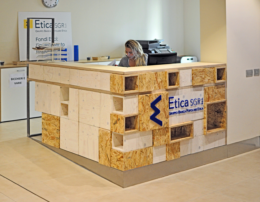 legno Desk realizzato su progetto di Supercake per un ufficio della Banca Etica. Moduli cubici di multistrato sbiancato e osb e ripiani in multistrato.