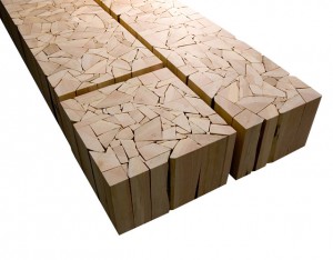 mobili Questo è Shattered, realizzato da un mucchio di pezzi di cedro, dell'artista e designer Brent Comber
