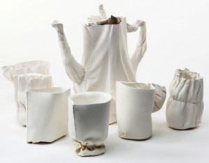 set Mini-tutorial video su Vimeo  della designer Rachel Boxnboim  che mostra come crea magnifiche tazze e teiere in ceramica