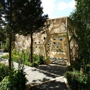 Architetti inglesi NEX hanno progettato questo padiglione in legno a cubetti per il Chelsea Flower Show di Londra,2