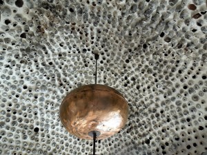 sof decorazione a nido d'ape del soffitto della cucina che sembra ricamato da una merlettaia. nella casa museo dell'artista ilana goor a Gaffa in Israele
