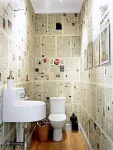 parete newspaper-wall-Bathroom-Decorating-Idea