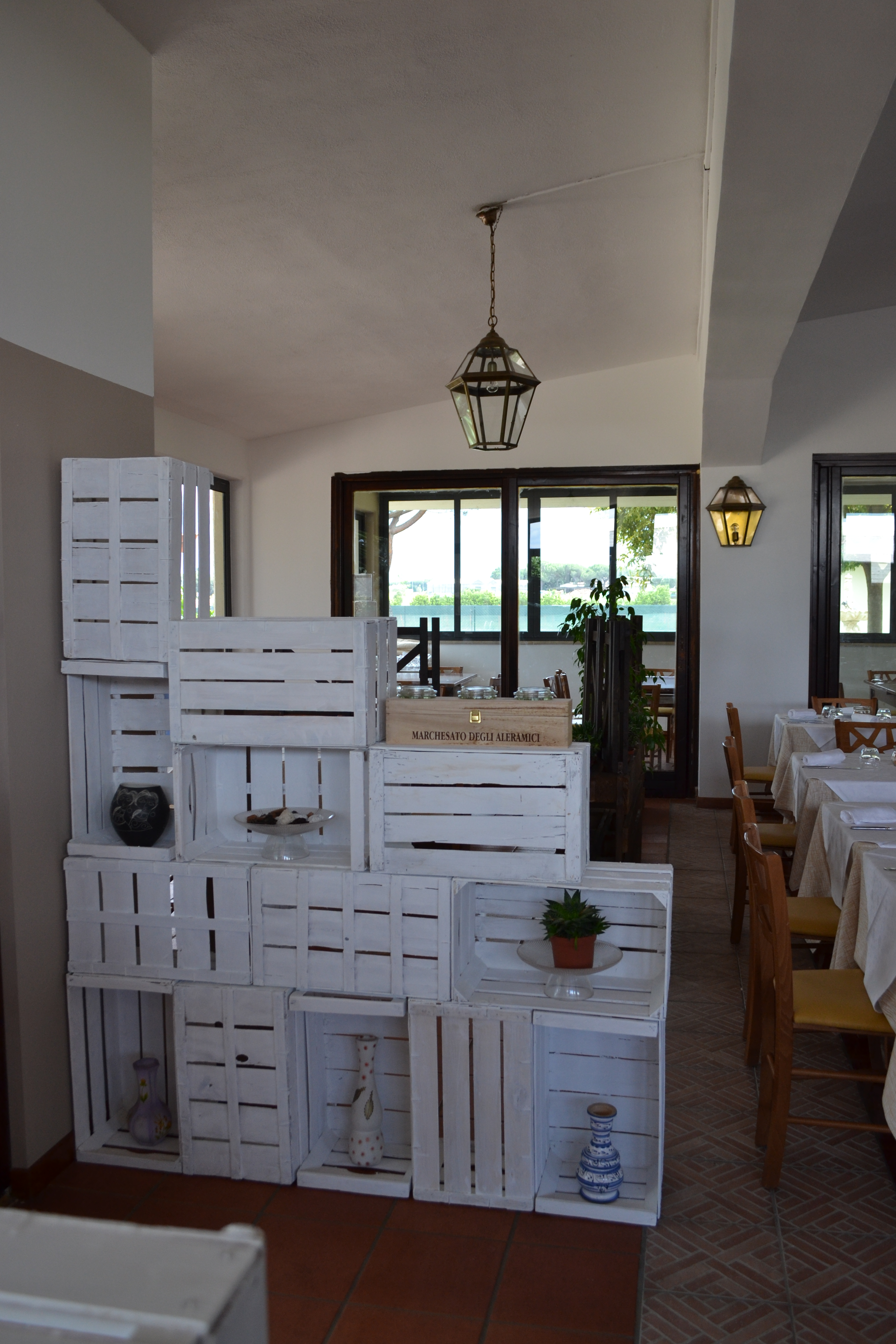 Restyling low cost per il ristorante immerso nel verde – la ... Specchio divisorio ingresso