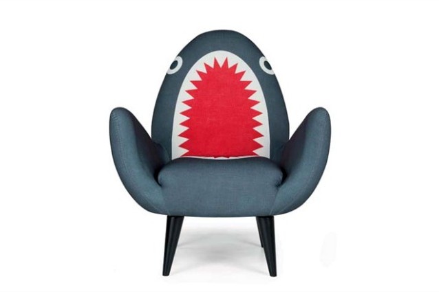made.com Shark Chair realizzata con robusti ammortizzatori integrati nello schienale, braccioli e sedile.