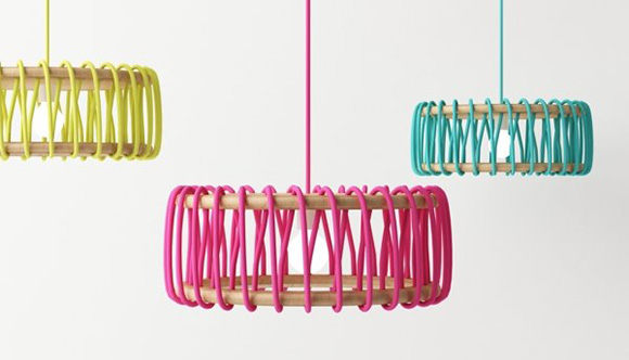 lampada La designer spagnola Silvia Ceñal Idarreta firma il progetto Macaron Lamp serie di lampade composte da una corda colorata e due elementi in legno