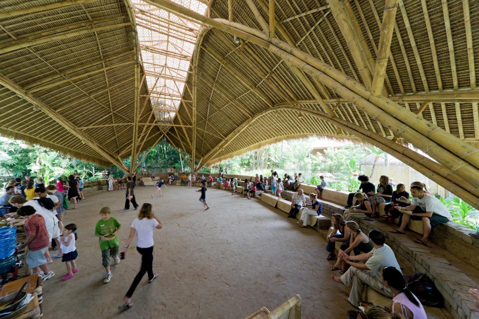 arch green school. nel profondo dela giumgla balinese un complesso scolastico in bamboo diventa il luogo per formare una nuova generazione di leader per la sostenibilità