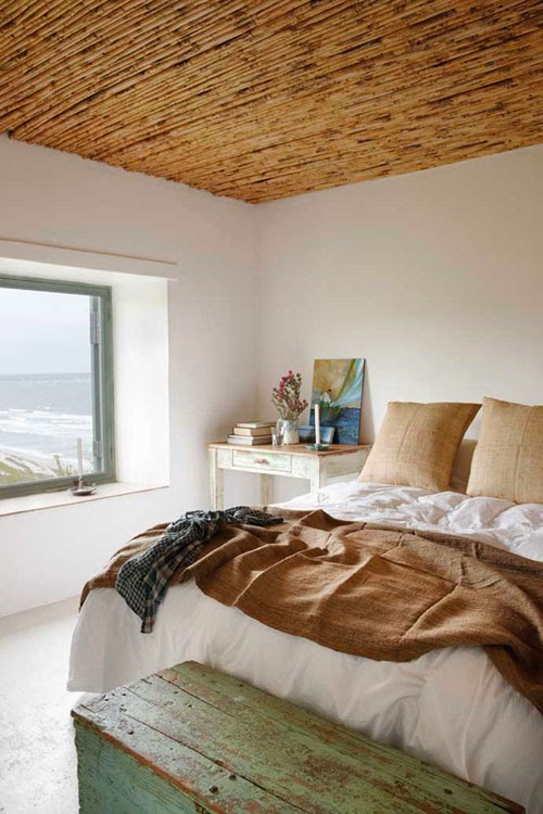 soffitto interno Molto originale la scelta per la camera da letto di ricoprire il soffitto con queste piccole canne di bamb