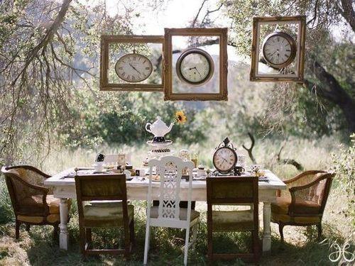 cornici a tavola in giardino allestimento cornici orologi