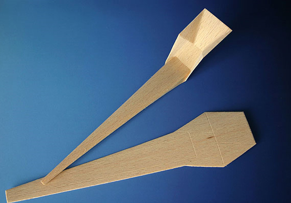 complementi Piegando carta, plastica e argento il designer Michael Sholk ha ottenuto un oggetto dall’aspetto particolare e sofisticato. Si tratta di Origami Spoon