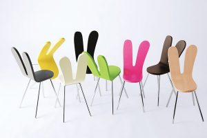coniglio le due iconiche e spiritose lunghe orecchie di queste sedie colorate rimandano all'immagine del coniglio di www.sanaa.co.jp