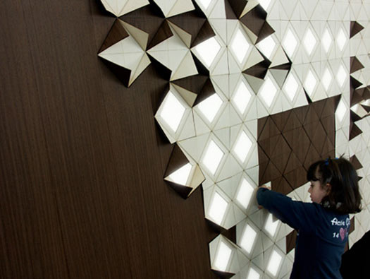 lamp complementi Francesca Rogers e Daniele Gualeni. Hanno creato un modulare sistema di illuminazione con pannelli di legno