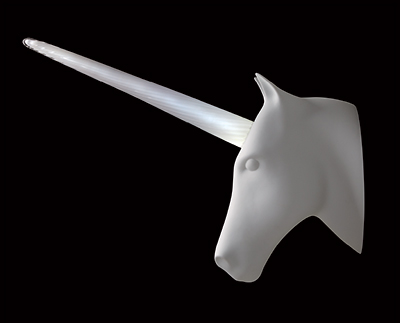 salotto-unicorn-lamp-di-2222editiondesign-com-testa-e-fatta-di-porcellana-di-limoges-dallartista-porcellana-il-corno-e-in-opalino