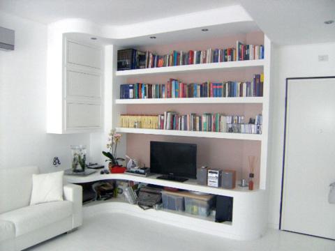 Arredare con la muratura ed il cartongesso per progetti su misura ... Libreria sopra divano