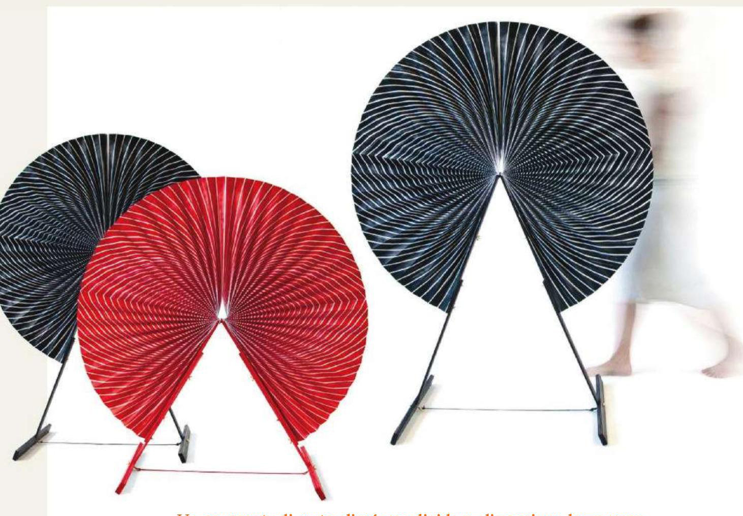 mobile design Si chiama Pavo, da Pavone, il progetto di Boaz Cohen e Sayaka Yamamoto, anche conosciuti come BCXSY, Simile ad un ventaglio ma amplificato nelle proporzioni è un paravento di carta pe