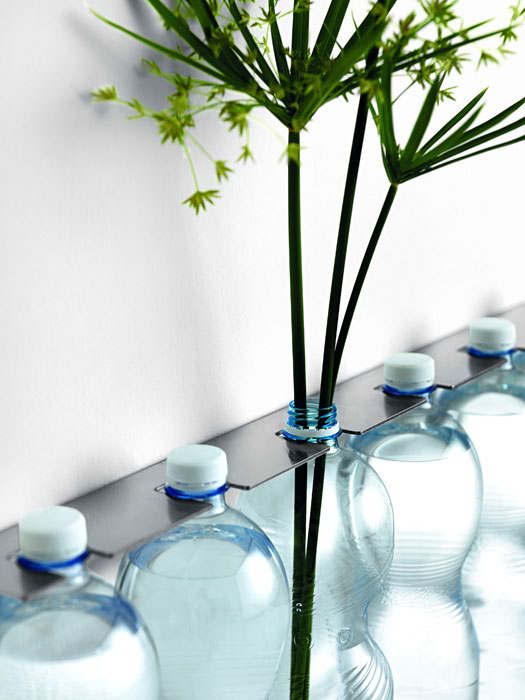 multifunz design Inriga il portabottiglie in acciaio inox di Opinion Ciatti. Il supporto a parete per sei bottiglie può essere utilizzato anche come portafiori.