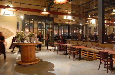 Riutilizzare le bobine di legno per arredi di design - image architettura-bob-Restaurant-in-Amsterdam-mit-M%C3%B6beln-aus-recycelten-Materialien-hergestellt2 on http://www.designedoo.it