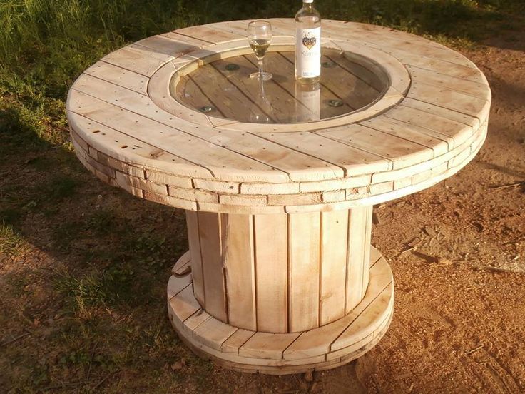 Riutilizzare le bobine di legno per arredi di design - image tavolino-fai-da-te-shabby-chic-bobina-legno on http://www.designedoo.it
