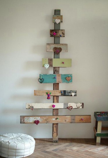 Albero di Natale salvaspazio: soluzioni creative - image alberi-di-natale-creativi-6 on http://www.designedoo.it