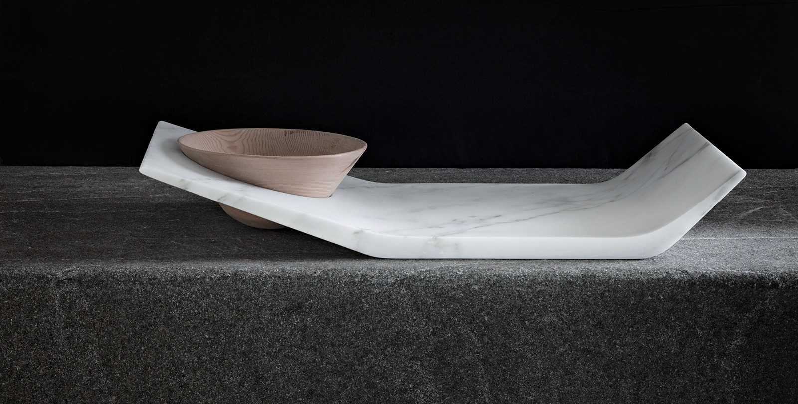 Collezione Filo vassoio centrotavola in marmo statuarietto e legno di cedro grezzo designe by baldassarri e baldassari