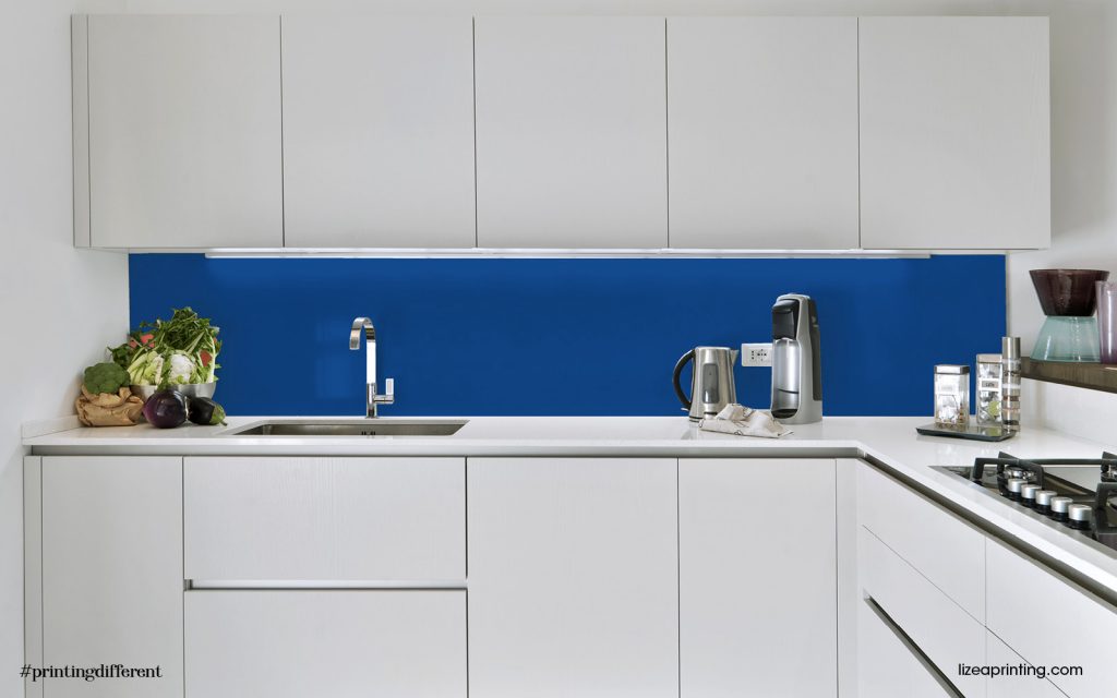 Classic Blue colore Pantone 2020 - image cucina-Pannelli_retro_Cucina_Monocromo-15-Classic_blue-by-LI.-ZE.A-1024x640 on http://www.designedoo.it