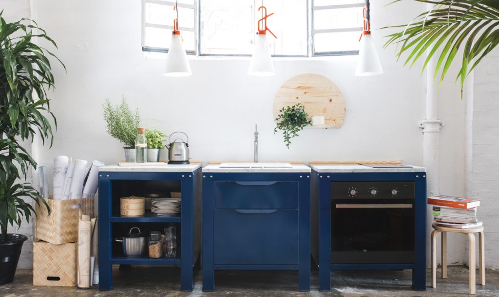 Classic Blue colore Pantone 2020 - image cucina-foto-via-casafacile-verysimplekitchen-cucina-blu-1024x611 on http://www.designedoo.it