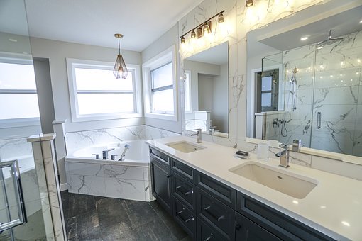 Pavimento effetto legno o marmo, la nuova regola dell’home decor - image luc-bathroom-3689922__340 on http://www.designedoo.it