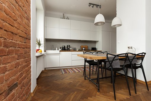Pavimento effetto legno o marmo, la nuova regola dell’home decor - image luc-pixab-apartment-4489573__340 on http://www.designedoo.it