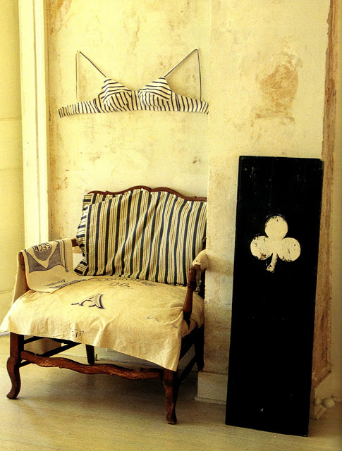 Come trascorrere il tempo in casa: Riordinare il guardaroba - image arredare-vestiti-biancheria-Chair-Bra on http://www.designedoo.it