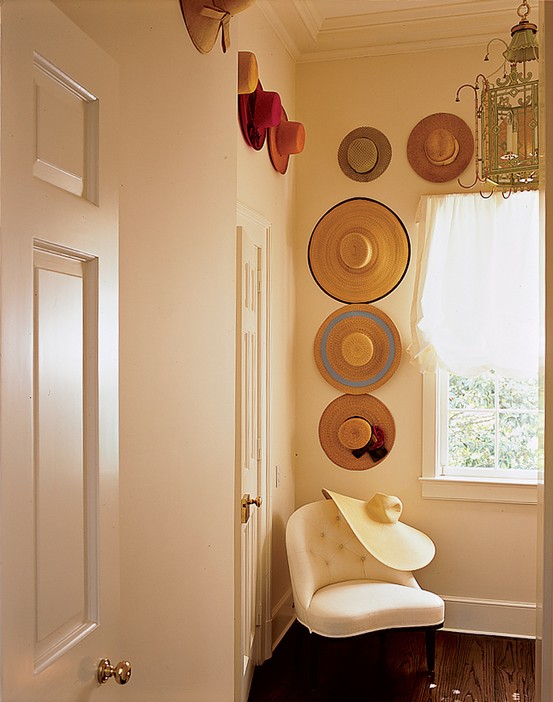 Come trascorrere il tempo in casa: Riordinare il guardaroba - image arredare-vestiti-cappelli-decoracion-sombreros-1 on http://www.designedoo.it