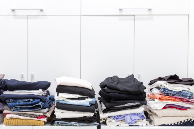 Come trascorrere il tempo in casa: Riordinare il guardaroba - image pile-di-vestiti-puliti-nel-ripostiglio_130111-155 on http://www.designedoo.it
