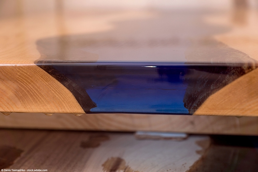 tavolo in legno con inserto in resina epossidica