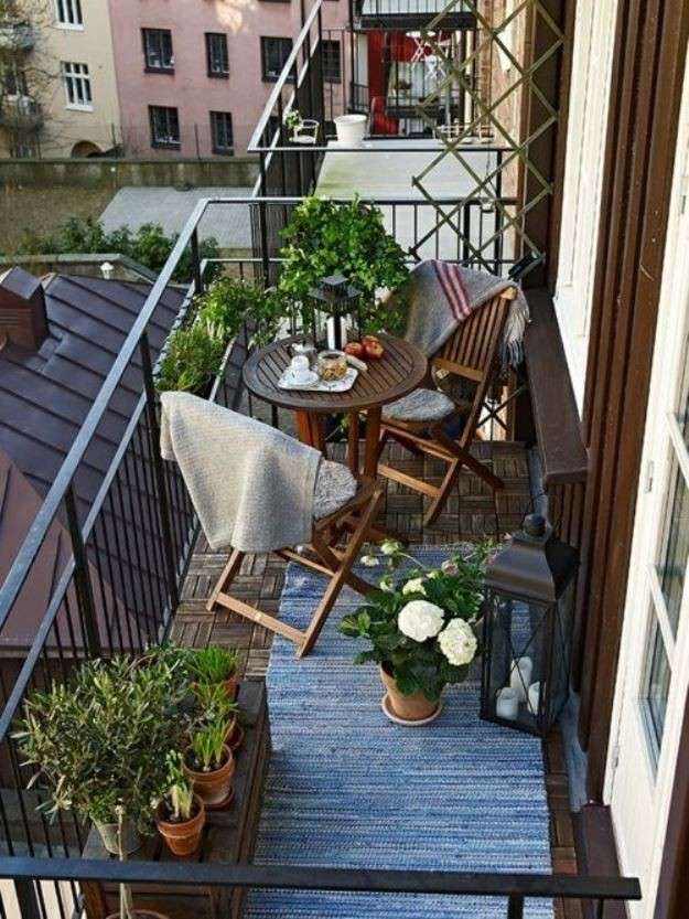 Arredi salvaspazio - image terrazzo-arredo-in-legno-sul-balcone on http://www.designedoo.it