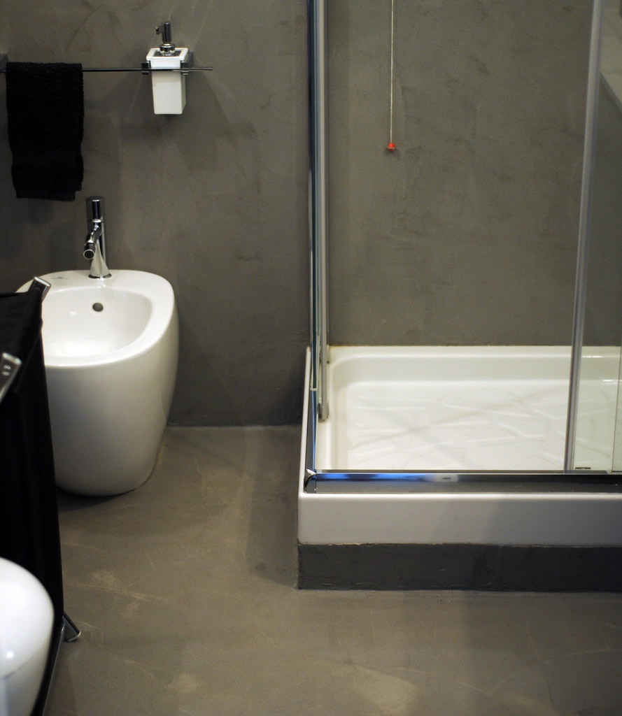 Arredare il bagno in stile moderno: come scegliere mobili e sanitari - image bagno-6049305967_d1f894abbe_b on http://www.designedoo.it