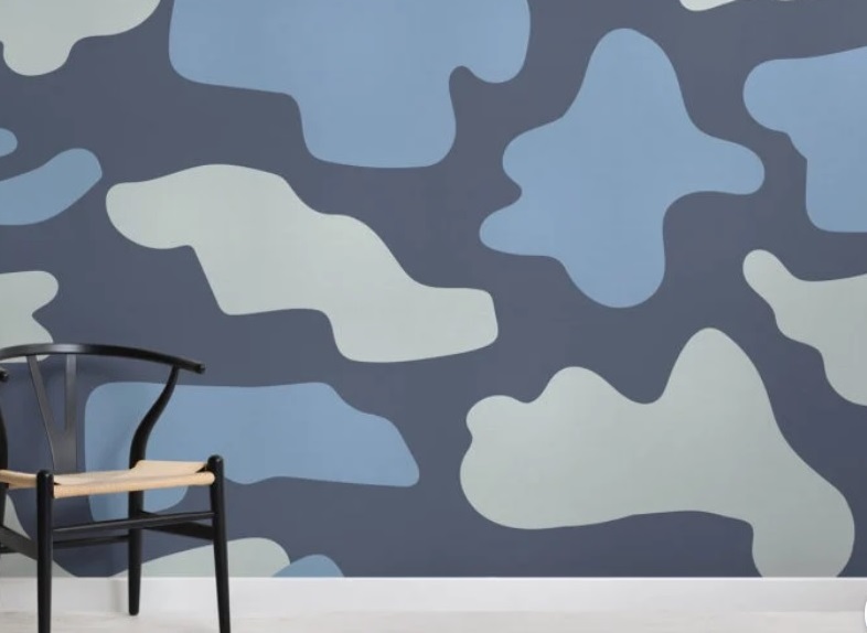 Giallo e grigio: i colore Pantone del 2021 per arredare - image carta-da-paratimimetica-con-forme-astratte-blu-e-neutre-Loyd-di-Muralswallpaper on http://www.designedoo.it