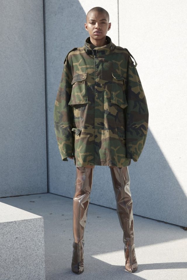 Giallo e grigio: i colore Pantone del 2021 per arredare - image moda-Il-camouflage-secondo-Yeezy-Primavera-Estate-2017 on http://www.designedoo.it