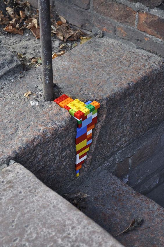 Trend allert: LEGO mania - image Jan-Vormann-artista-restaura-paredes-quebradas-pelo-mundo-usando-Lego-Follow-the-Colours on http://www.designedoo.it