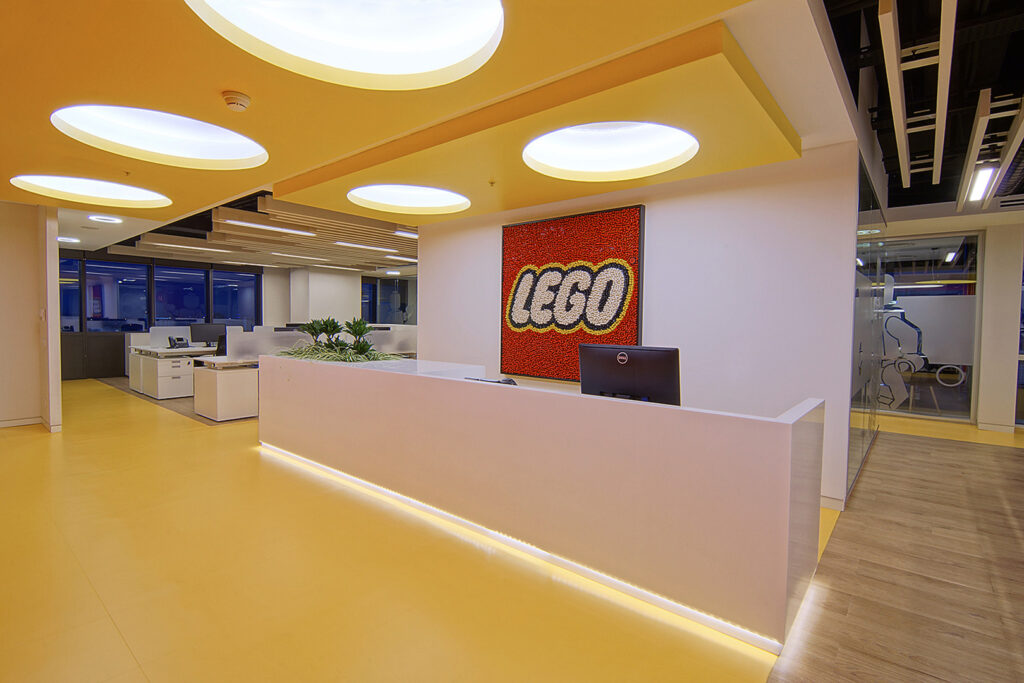 Giallo e grigio: i colore Pantone del 2021 per arredare - image SS-Lego-01-Modern-Office-Design.1521710776.8704-1024x683 on http://www.designedoo.it