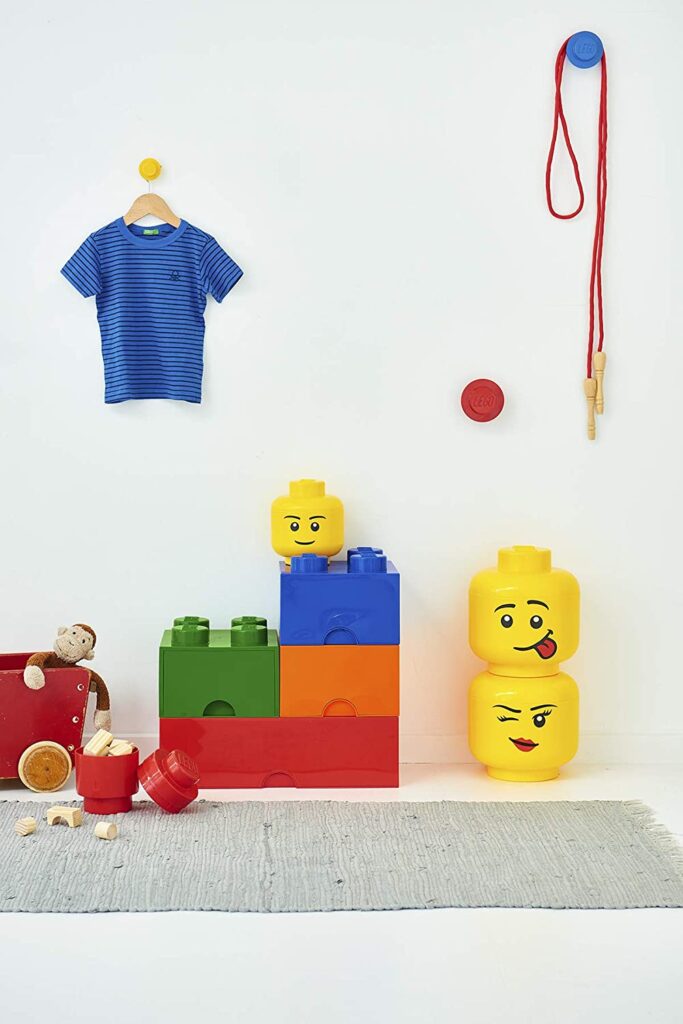 Giallo e grigio: i colore Pantone del 2021 per arredare - image amazon-LEGO-Uomo-L-Iconica-Testa-Grande-Scatola-Porta-Oggetti-impilabile-85-L-Ragazzo-Colore-40321732_Giallo-683x1024 on http://www.designedoo.it