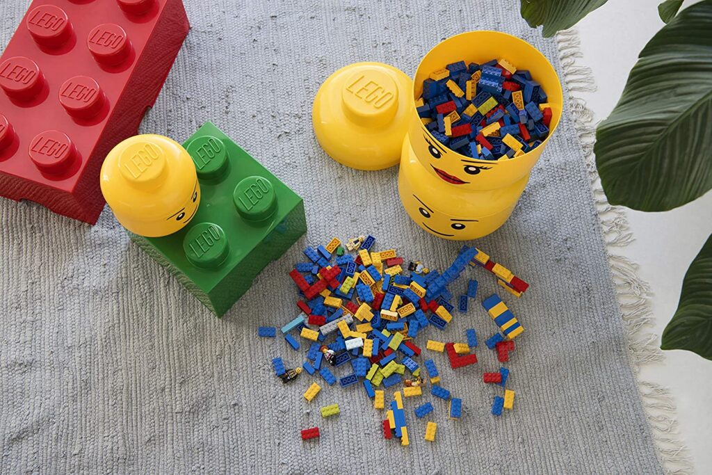 Giallo e grigio: i colore Pantone del 2021 per arredare - image amazon-LEGO-Uomo-L-Iconica-Testa-Grande-Scatola-Porta-Oggetti-impilabile-85-L-Ragazzo-Colore-40321732_Giallo2-1024x683 on http://www.designedoo.it