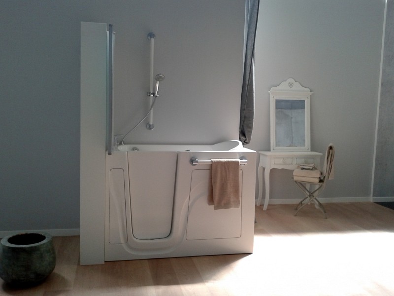 Come aumentare l’accessibilità del bagno grazie alla vasca da bagno walk-in - image vasca-bagno-con-porta-milano on http://www.designedoo.it