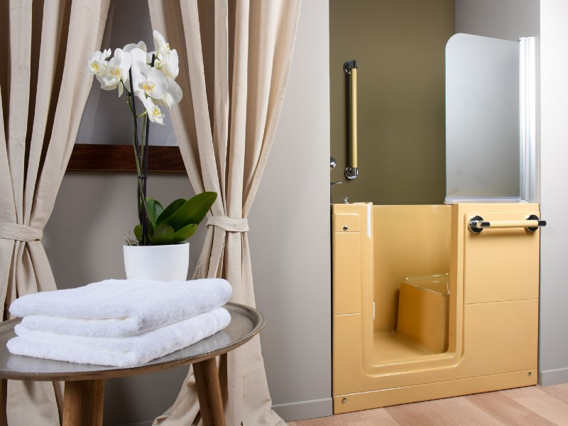 Come aumentare l’accessibilità del bagno grazie alla vasca da bagno walk-in - image vasca-bagno-con-seduta-roma on http://www.designedoo.it