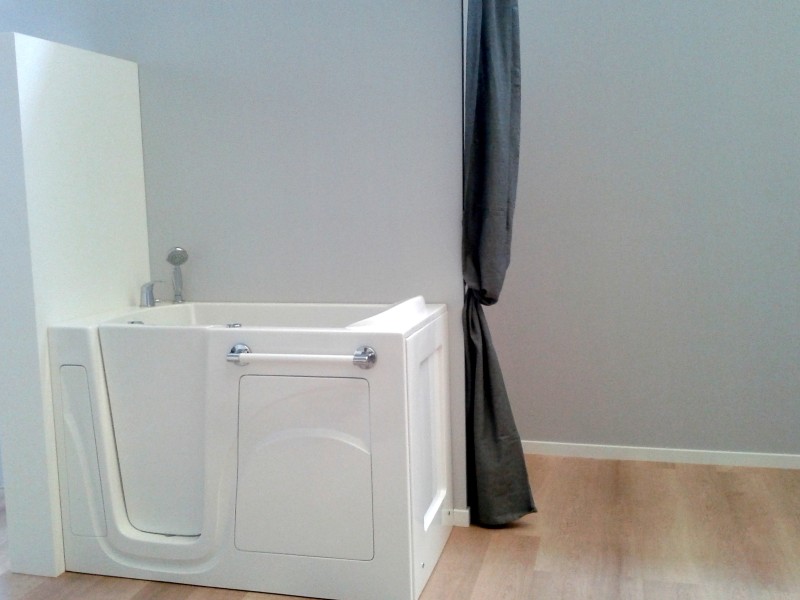 Come aumentare l’accessibilità del bagno grazie alla vasca da bagno walk-in - image vasca-con-sportello-anziani-disabili-milano on http://www.designedoo.it